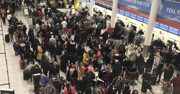 Bắt giữ 2 nghi phạm vụ máy bay không người lái làm tê liệt sân bay Gatwick