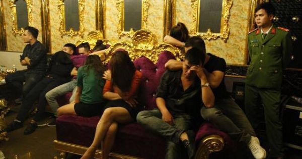 Bắt phó giám đốc ngân hàng cùng 2 cô giáo đang phê trong tiệc ma tuý