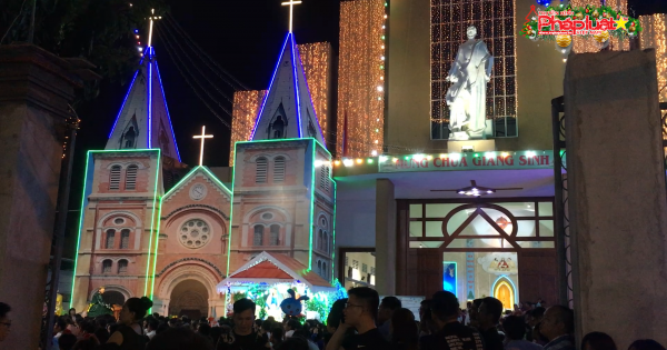 Người dân xuống đường vui chơi đêm Giáng Sinh