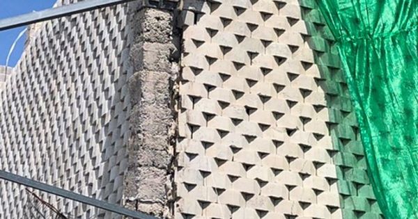 Đình chỉ dự án xây dựng tường thành treo trên đầu dân