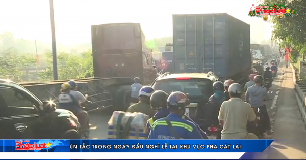 Ùn tắc trong ngày đầu nghỉ lễ tại khu vực phà Cát Lái