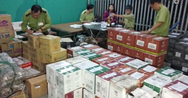 Bắt giữ xe tải chở hơn 3.000 chai rượu ngoại nhập lậu