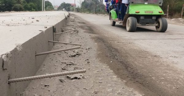 Hàng trăm thanh sắt đâm ngang đường gây nguy hiểm cho người dân