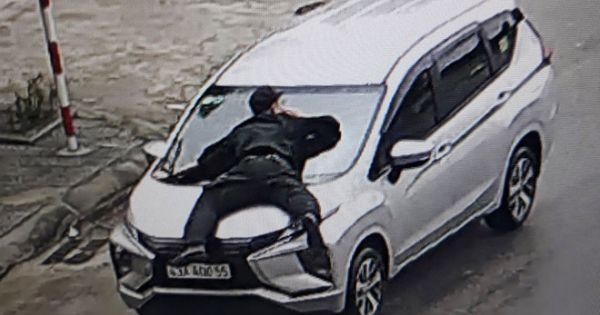 Ngăn chặn taxi “dù”, nhân viên an ninh hàng không bị hất văng lên capo