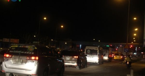 Ùn tắc giao thông, BOT cầu Rạch Miễu buộc phải xả trạm