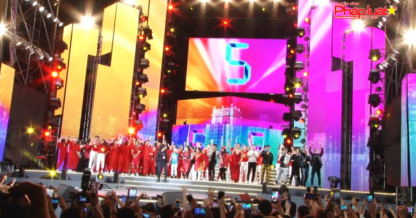 Hàng vạn người dân TP. HCM đón năm mới cực chất cùng với Countdown Lights 2019