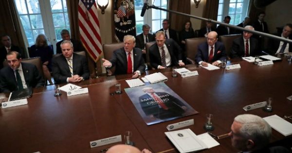 Nội các Tổng thống Trump họp phiên đầu năm giữa bộn bề sóng gió
