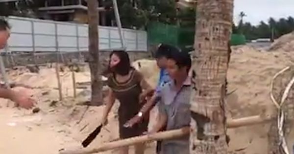 Chủ resort vung dao chặt lưới bóng chuyền của du khách giăng trên bãi biển