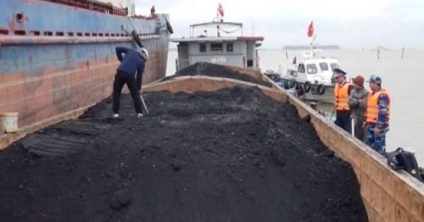 Nữ thuyền trưởng chở 700 tấn than không rõ nguồn gốc