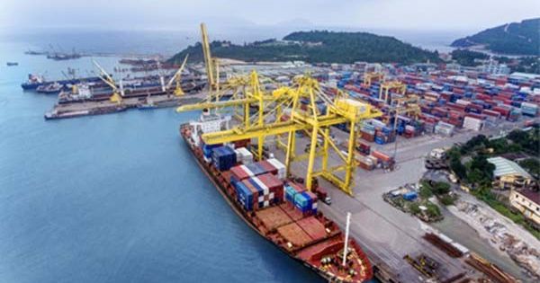 Vượt sóng mang quà Tết đến với quân và dân Trường Sa