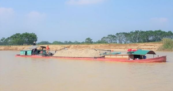 Bắt quả tang 11 tàu khai thác cát trái phép trên sông Mã