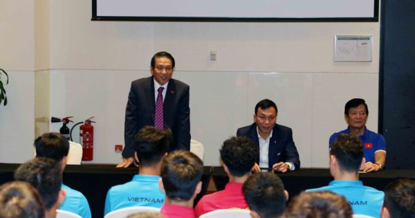 Đại sứ đặc mệnh toàn quyền Việt Nam tại UAE Trịnh Vinh Quang đến thăm tuyển Việt Nam trước trận xuất quân tại Asian Cup 2019