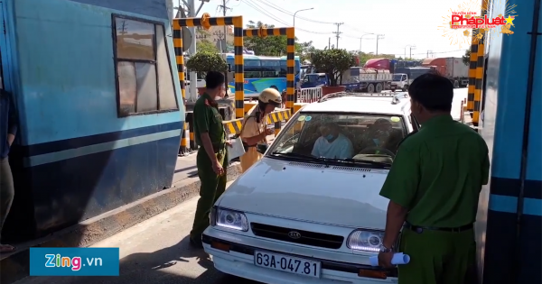 Tài xế dừng ôtô hơn 4 giờ phản đối thu phí ở BOT An Sương - An Lạc