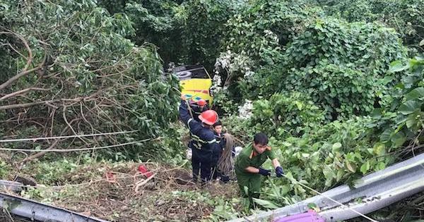Xe khách rơi trên đèo Hải Vân, 23 người bị nạn