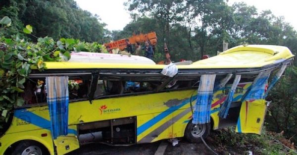 Tài xế ôtô chở 20 sinh viên lao xuống vực khai “xe mất phanh”