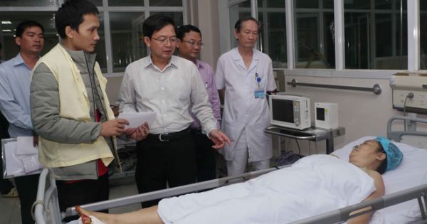 Xe khách tông vào xe khách đang bị lật: 1 người chết, 13 bị thương