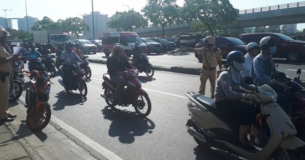 CSGT lập chốt kiểm tra xử lý phương tiện chạy quá tốc độ trong dịp tết