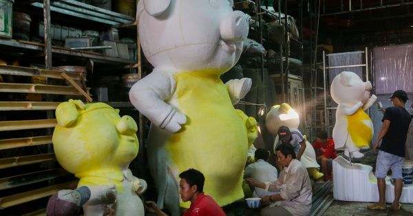 Mô hình đàn heo sắp ra đường hoa Nguyễn Huệ