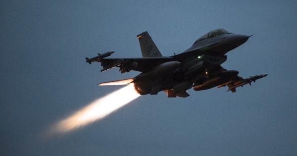 Không quân Israel bất ngờ tập kích thủ đô Syria