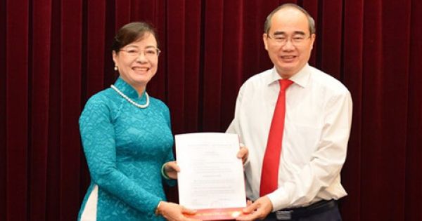 Bà Nguyễn Thị Quyết Tâm nhận quyết định nghỉ hưu