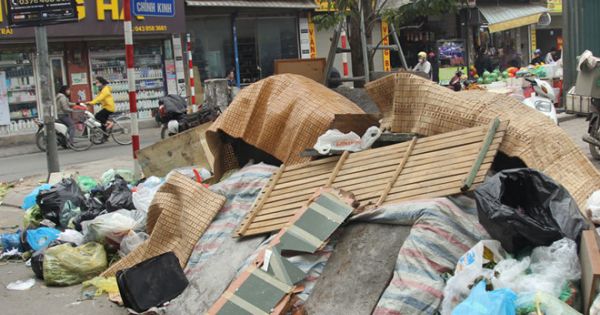 Dân chặn xe vào bãi, Hà Nội rác ngập đường