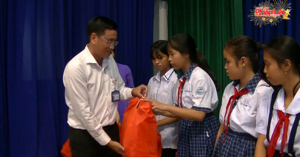 Long An: Phát học bổng cho 225 em học sinh có hoàn cảnh đặc biệt khó khăn