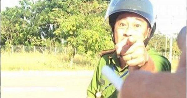 Tạm đình chỉ thiếu tá công an văng tục, sỉ nhục lái xe đầu kéo