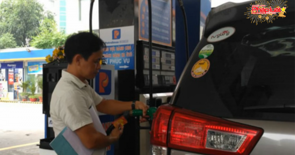 Khách tự đổ xăng và thanh toán bằng thẻ tại 11 cây xăng ở TP HCM