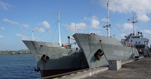 Tàu Trường Sa vượt biển chuyển quà Tết ra nhà giàn DK1