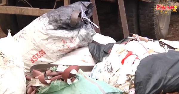 Hàng trăm tấn rác công nghiệp đổ trộm xuống mỏ đá Đồng Nai