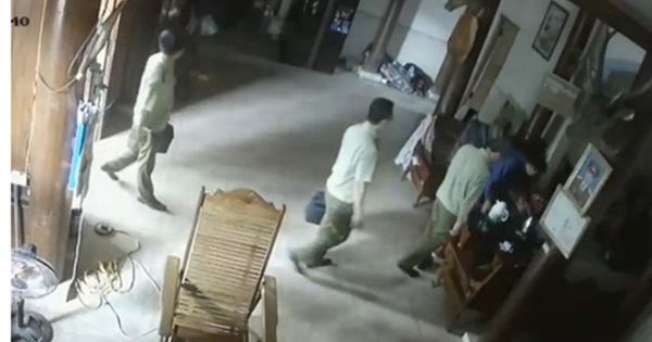 Bắt giam 2 kiểm soát viên thị trường 