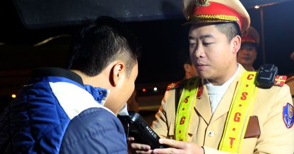 Cảnh sát kiểm tra ma tuý các tài xế ở trạm thu phí cao tốc