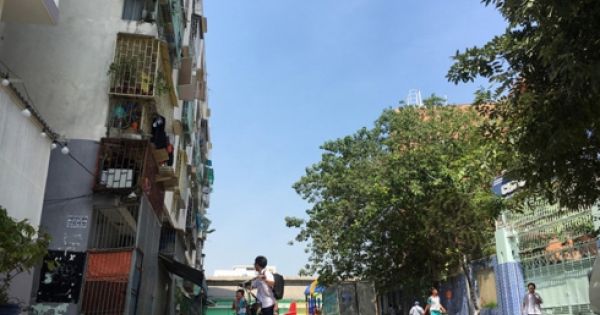 Khẩn cấp di dời người dân khỏi chung cư bị nghiêng nghiêm trọng