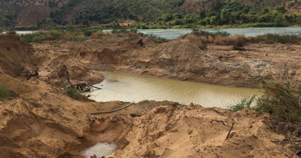 “Cát tặc” dựng lán trại dã chiến, lộng hành vùng biên giới Gia Lai - Kon Tum