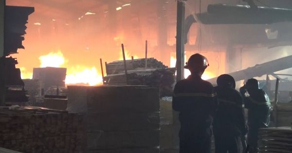 Công ty gỗ rộng 2.000 m2 ở Bình Dương bốc cháy dữ dội ngày cận Tết