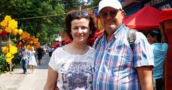 Khách Tây cùng người Sài Gòn tấp nập chụp ảnh ngày cận Tết