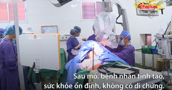 Trong khi bác sĩ mổ não, bệnh nhân vẫn hát quốc ca và nói chuyện