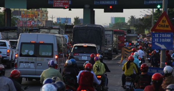 Ùn ứ hơn 10km, cầu Rạch Miễu buộc phải xả trạm