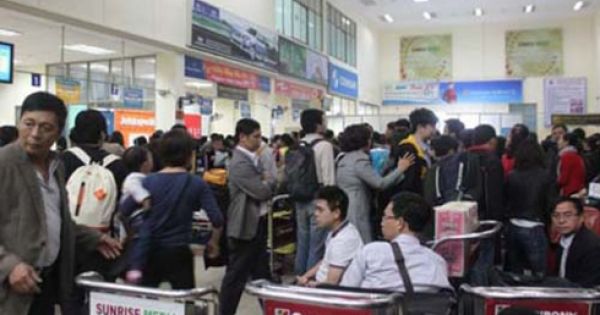 Khách vật vờ hơn 2 giờ đợi lấy hành lý ở sân bay Nội Bài ngày cận tết