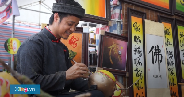 Ông đồ vẽ viết chữ trên trái cây kiếm tiền triệu dịp Tết