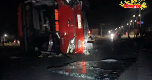 Lật xe chở khách về miền Tây ăn Tết, 20 người bị thương