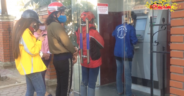 Thanh Hoá: Người dân Cẩm Thuỷ khổ sở xếp hàng chờ rút tiền