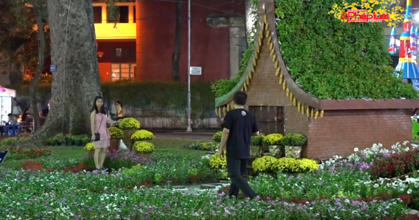 Người dân TP HCM và du khách ùn ùn 