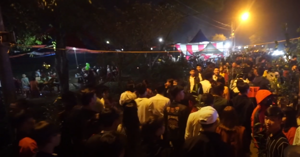 Hàng chục nghìn người đi chợ cầu may lúc rạng sáng mùng 3 Tết