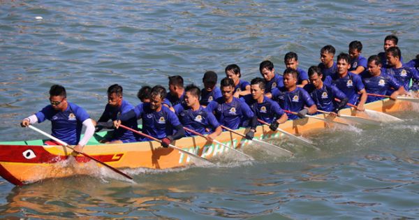 Rực rỡ sắc màu đua thuyền truyền thống trên sông Cà Ty