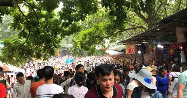 Chưa khai hội, chùa Hương đã tràn ngập du khách