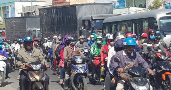 Kẹt xe nghiêm trọng ngày mùng 6 tết