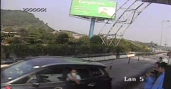 Khởi tố vụ án tài xế tông cọc tiêu trạm BOT