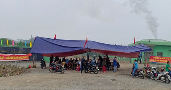 Dân dựng rạp chặn cổng nhà máy rác vì ô nhiễm