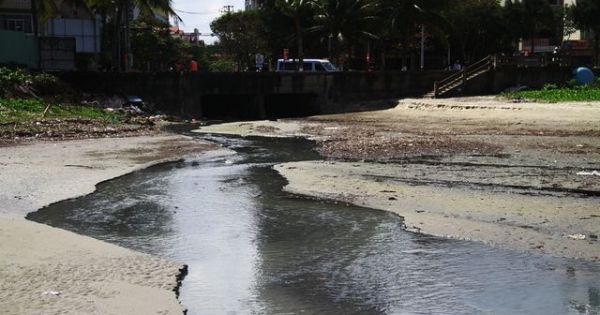 Gần 4 km bờ biển Đà Nẵng nước đen ngòm sau Tết